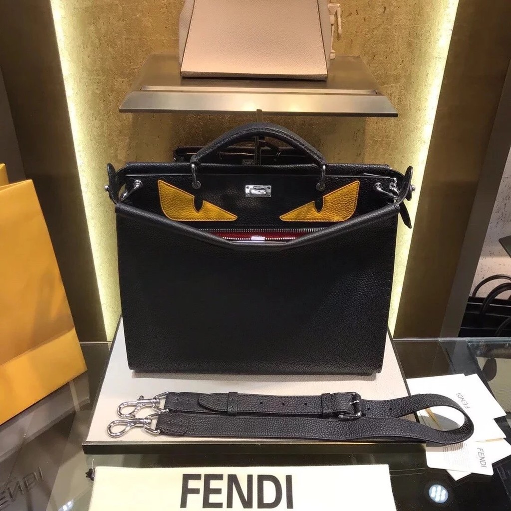 FENDI PEEKABOO กระเป๋าเอกสาร Pebbled สําหรับผู้ชายขนาดกลาง