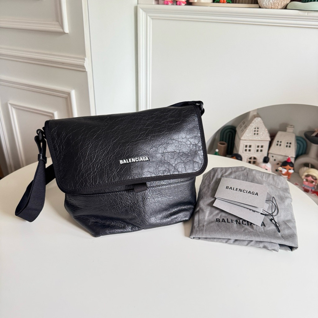 Kept unused ‼️ Balenciaga explore small