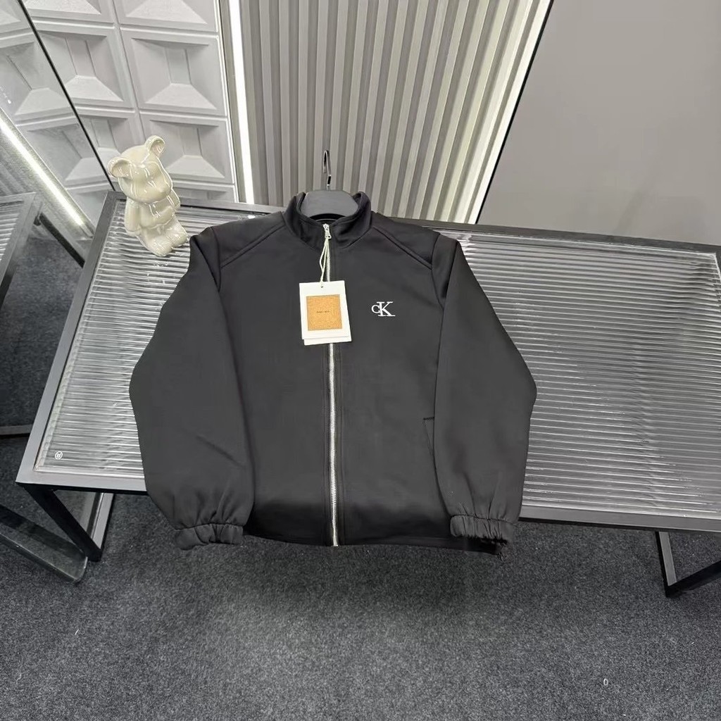 ใหม่ เสื้อแจ็คเก็ต แนะนํา⭐CK ปักโลโก้ตัวอักษรด้านหน้าไหล่ Stand-Up Collar Jacket สามมาตรฐานเว็บไซต์อ