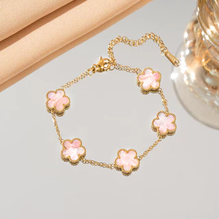 สร้อยข้อมือสแตนเลส Five-Leaf Clover แบบเรียบง่ายและเข้าได้กับทุกสไตล์ บุคลิกภาพหรูหราในแบบญี่ปุ่นและเกาหลี เป็นของขวัญวันเกิดที่เหมาะสม
