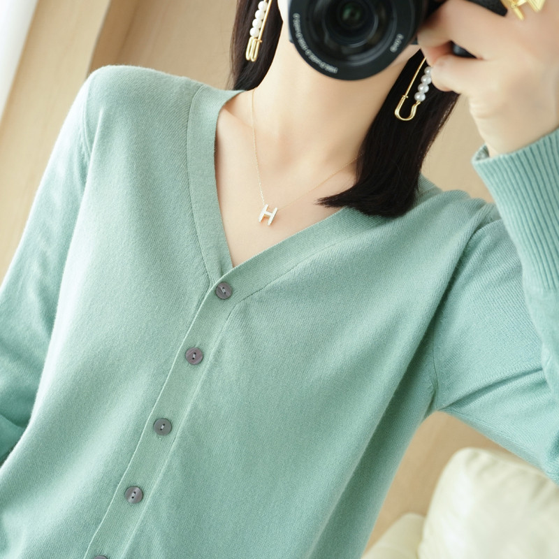 คาร์ดิแกนผู้หญิงจากขนสัตว์และแคชเมียร์ ดีไซน์ใหม่สำหรับฤดูใบไม้ผลิ คอวี สไตล์หรูหรา