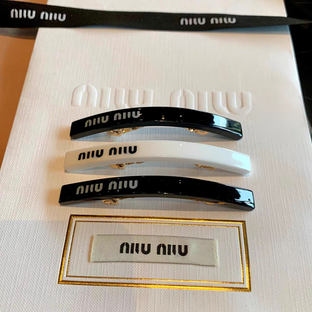 Miumiu คลิปสปริงหัวด้านหลังแฟชั่นที่เรียบง่ายกิ๊บติดผมความรู้สึกระดับไฮเอนด์คลิปด้านข้าง Bangs กิ๊บต