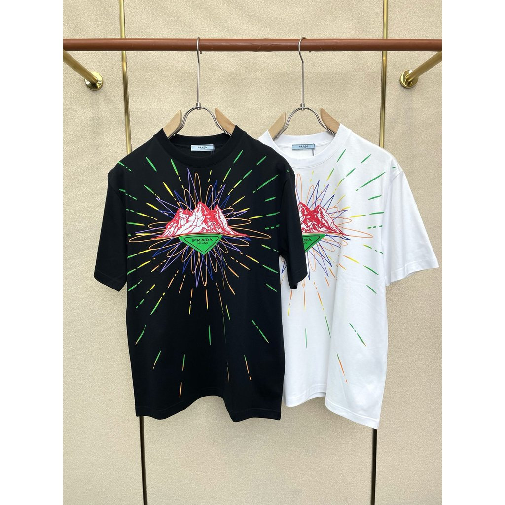 Prada/Prada 2026 เสื้อยืดคอกลมแขนสั้นสไตล์คู่ผู้ชายแสงหรูหรากีฬา Raglan แขน Street สไตล์เรียบง่ายรอบ