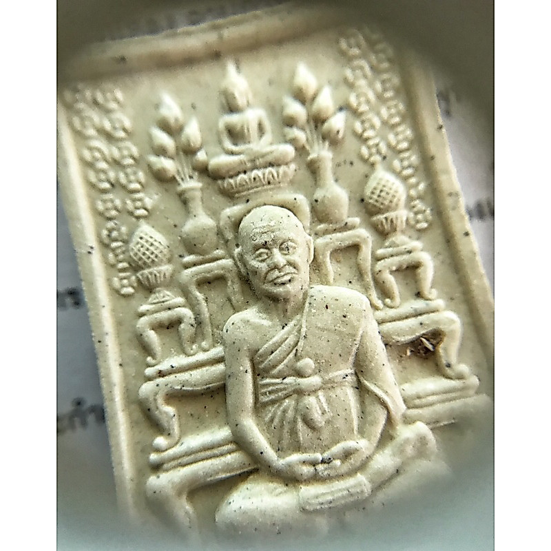 พระผงชิ้นฟัก ขรัวโต มหาจักรพรรดิ (โต๊ะหมู่ รุ่นแรก) มหาจักรพรรดิพุทธาภิเษกพระอุโบสถวัดระฆังโฆสิตาราม (เจ้าคุณเที่ยง)