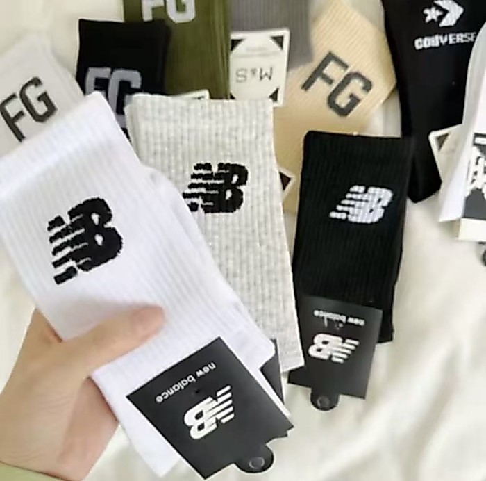 สินค้าพร้อมส่งจากไทย ถุงเท้ากีฬาชาย/หญิง ถุงเท้าข้อยาว คุณภาพดี ราคาถูก หนา นุ่มแฟชั่น ใส่ได้ทั้งชา