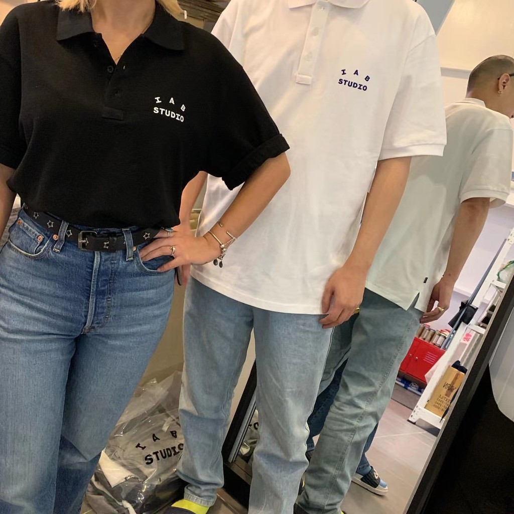 เสื้อโปโลพรีเมียมไซส์พิเศษสำหรับทั้งผู้ชายและผู้หญิง ดีไซน์จากIab Studio กับลายพิมพ์โลโก้อักษร