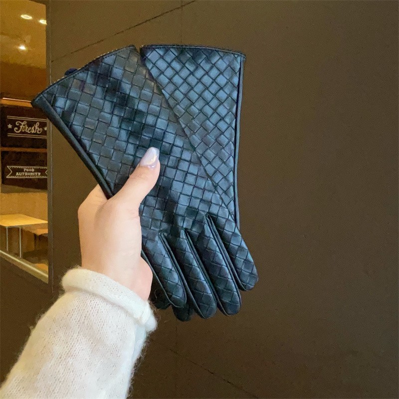 ถุงมือหนังคลาสสิกผู้หญิง ออกแบบมาเพื่อกันลมและฝน มีขนแกะซับด้านในให้อบอุ่น ในขณะขี่จักรยานฤดูหนาว