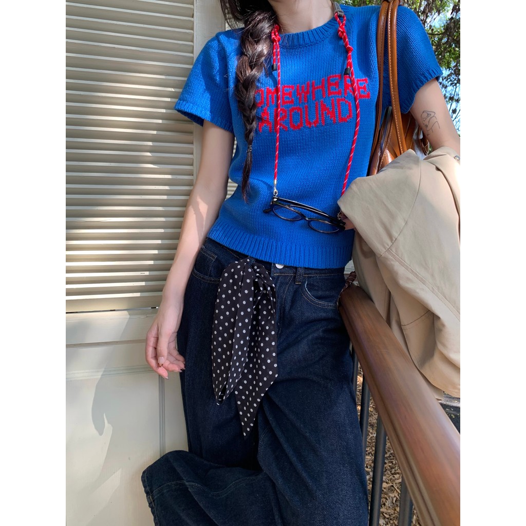 ผ้าไหมเย็นสบายมีในสต็อก kumikumi เสื้อถักแขนสั้นพิมพ์ลายตัวอักษรสีตัดกันสไตล์เรโทรอเมริกันสำหรับผู้หญิง เสื้อคอกลมเก๋ไก๋
