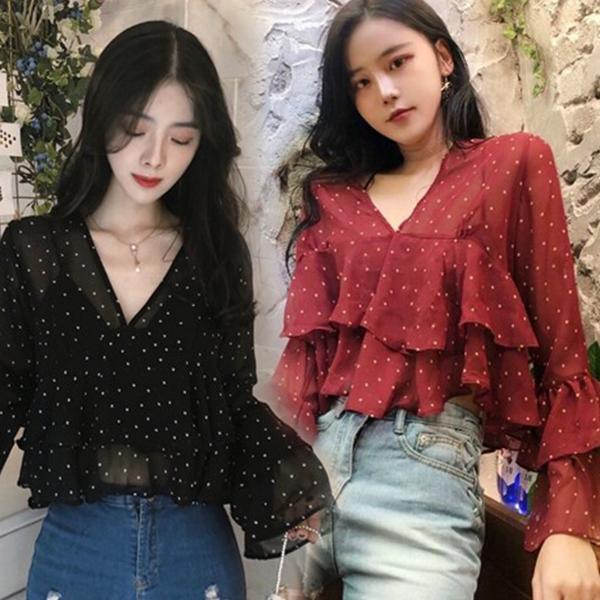 mimi-เสื้อแขนยาวลายจุด คอวีลึกสีดำ ชายระบายหลายชั้น แขนบาน เบาและโรแมนติก สวมใส่สบายและระบายอากาศได้ดี#99439
