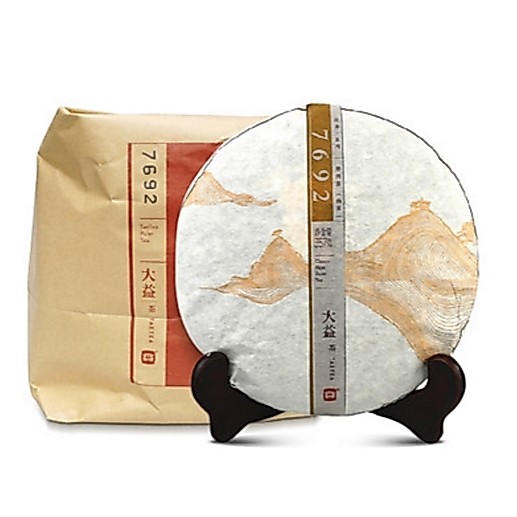 ชาผู่เอ๋อร์ สุก ต้าอี้ รุ่น 7692 ปี 2015 น้ำหนัก 357 กรัม TAETEA 大益茶