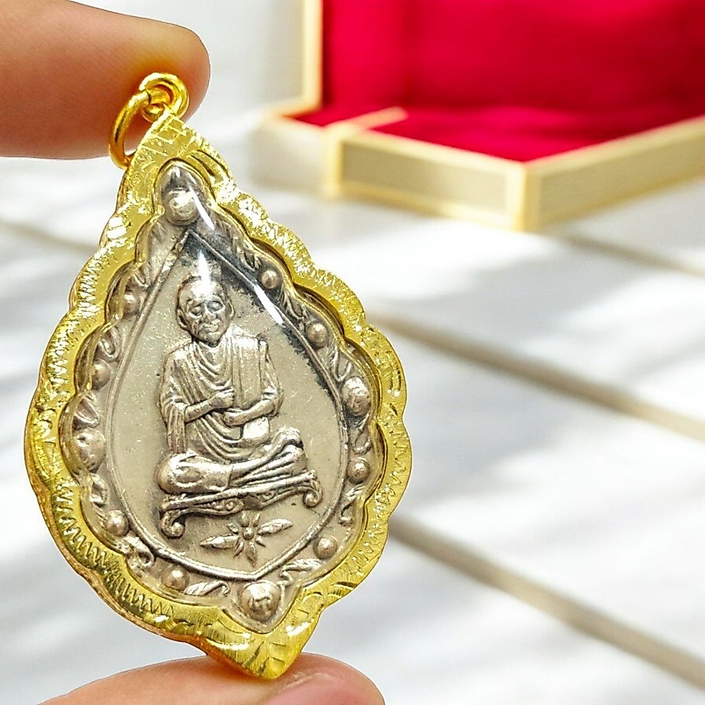 จี้ & Charm สมเด็จโตวัดระฆังด้านหลังร 5 ทรงหยดน้ำเนื้อเงินเก่า เลี่ยมกรอบทองไมครอน (lekshop)