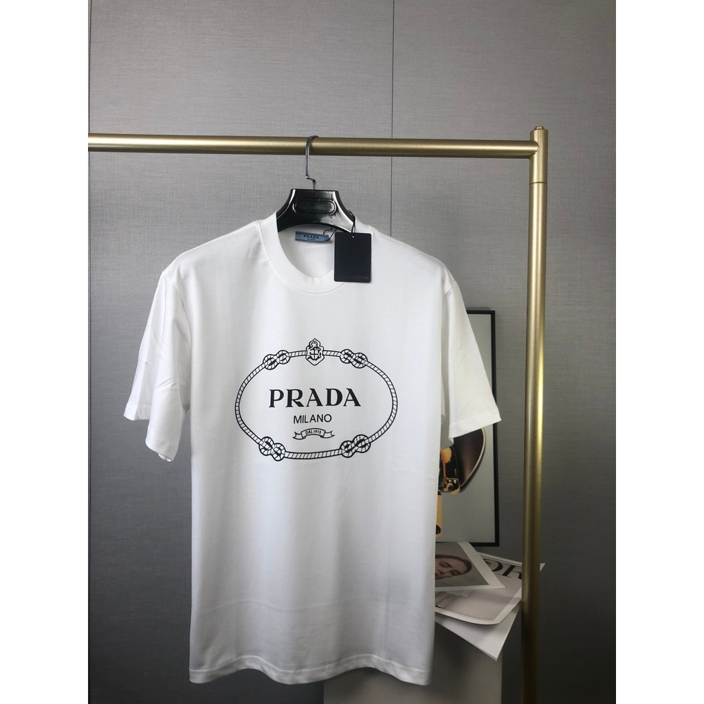 Prada/Prada 2026 คลาสสิกรอบคอแขนสั้นเสื้อยืดผู้ชายผู้หญิงสไตล์สบาย Breathable Bottoming เสื้อ Top Le