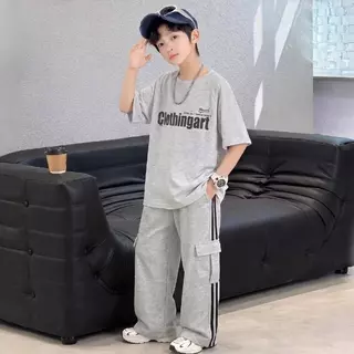 ชุดเด็กผู้ชาย: เสื้อยืดแขนสั้นพิมพ์ลายตัวอักษรภาษาอังกฤษ + กางเกงคาร์โก้ สไตล์เกาหลีทันสมัย ​​สวมใส่สบายและดูสปอร์ต