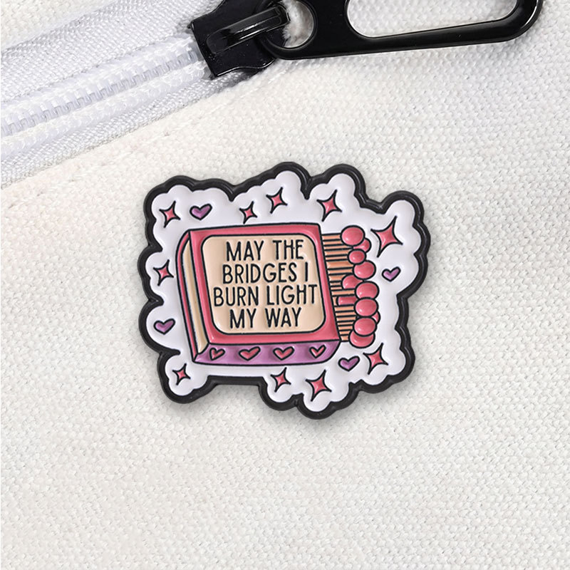 Sassy Book Lover เคลือบ Pin โลหะ "Bridgs I Burn Light My Way" คําคมเข็มกลัดของขวัญที่ไม่ซ้ํากันสําหร