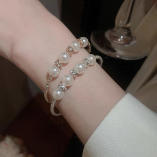 สร้อยข้อมือเพชรและมุกหลายชั้น ออกแบบในสไตล์ฝรั่งเศสแบบย้อนยุค สำหรับสวมใส่อเนกประสงค์ พร้อมความหรูหราในระดับไฮเอนด์