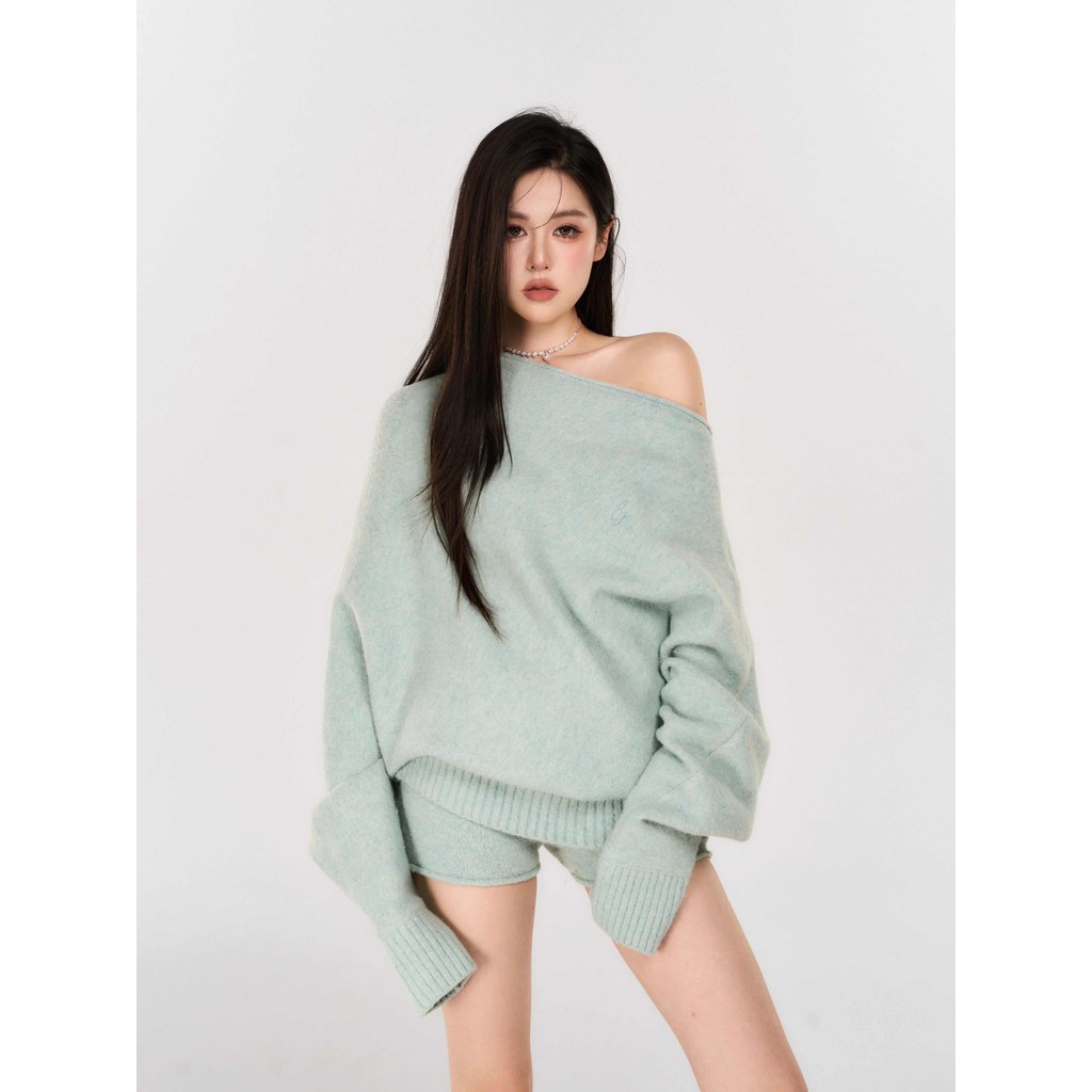 ชุดแขนยาวสีมินต์ไหล่เฉียง สำหรับผู้หญิง ออกแบบให้สวมใส่ง่ายและสบาย เหมาะสำหรับการพักผ่อนหรือเดินทาง