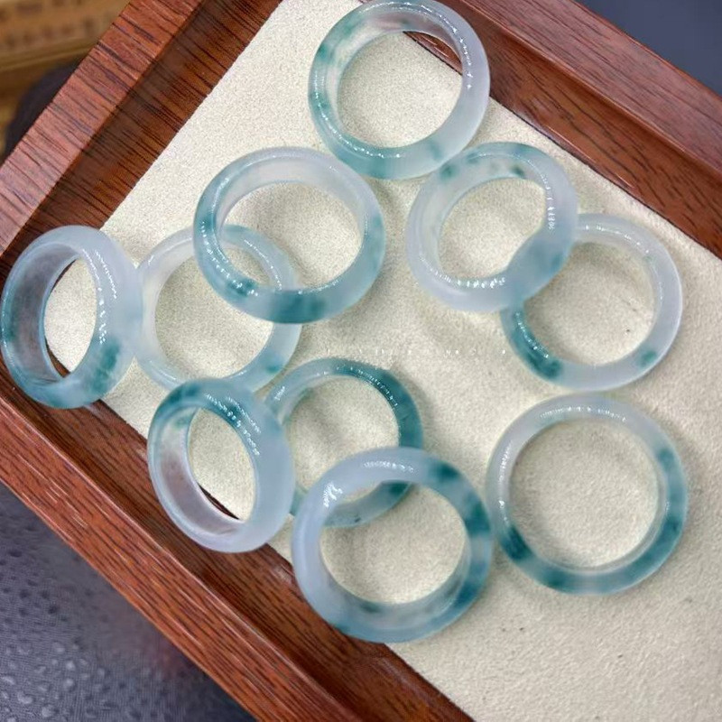 แหวนสำหรับผู้หญิงดีไซน์มินิมอล กะทัดรัดด้วยลวดลายกล้วยไม้และหยกธรรมชาติตามแบบฟลุ๊ตติ้งบนพื้นฐานควอตซ์