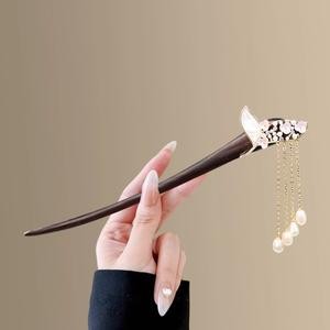 เข็มกลัดติดผมดอกไม้มุกสีขาวพร้อม Mother of Pearl – ไม้จันทน์ดําธรรมชาติ Vip66