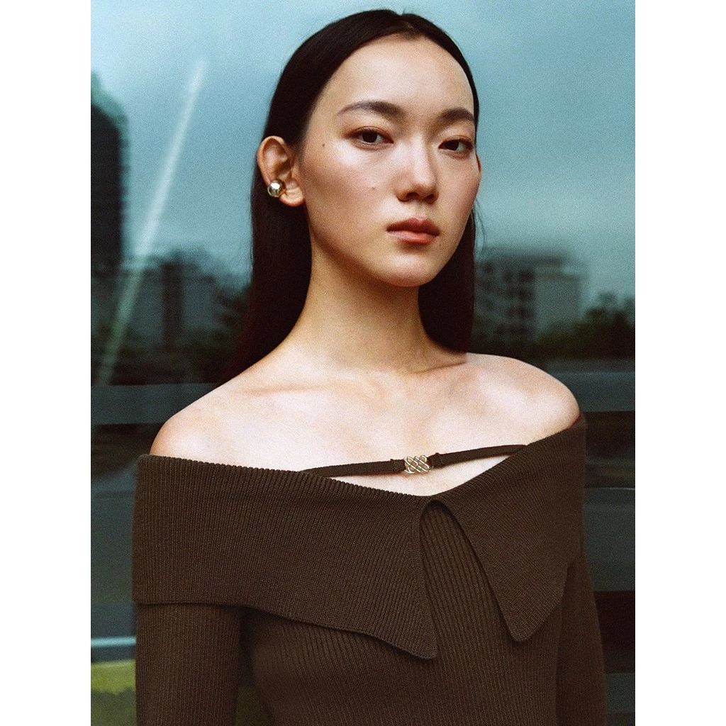 [Pomelo] เสื้อไหมพรมเปิดไหล่ / Flap-Collar Off-Shoulder Knit Top