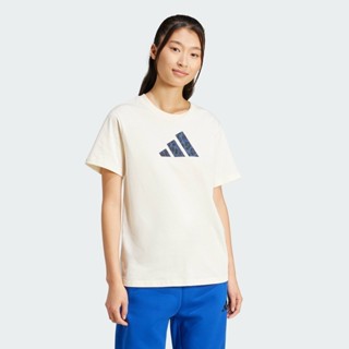 adidas ไลฟ์สไตล์ เสื้อยืดพิมพ์ลาย Future Icons ผู้หญิง สีขาว…