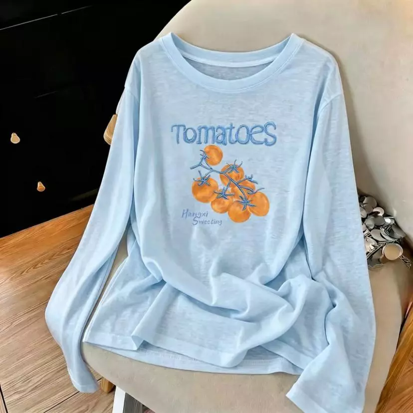 M-3XL เสื้อยาวแขนกันแดดลายกราฟฟิคคอปาด ผ้าเบา ระบายอากาศดี สำหรับฤดูฝนไทยชุดลำลองเสื้อผ้าสาว ผ้าระบายอากาศเย็น ทันสมัย