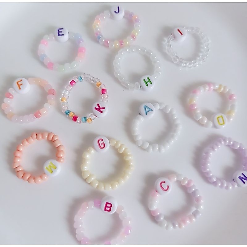 แหวนลูกปัดตัวอักษร A-Z (คละสี)💕