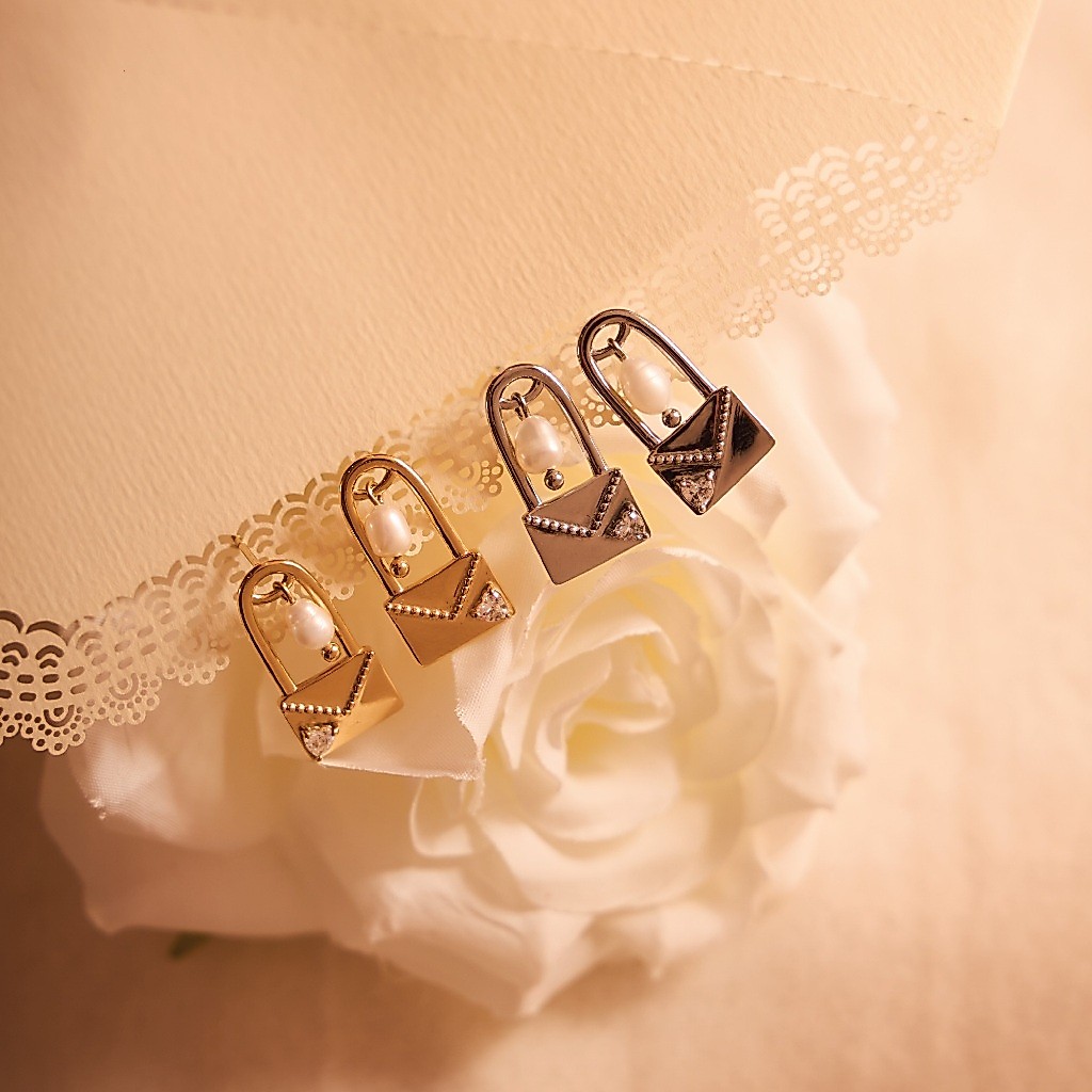 earika.earrings - Love Note Pearl ต่างหูซองจดหมายไข่มุก วัสดุสแตนเลส (stainless steel) ใส่อาบน้ำได้ เหมาะสำหรับคนแพ้ง่าย