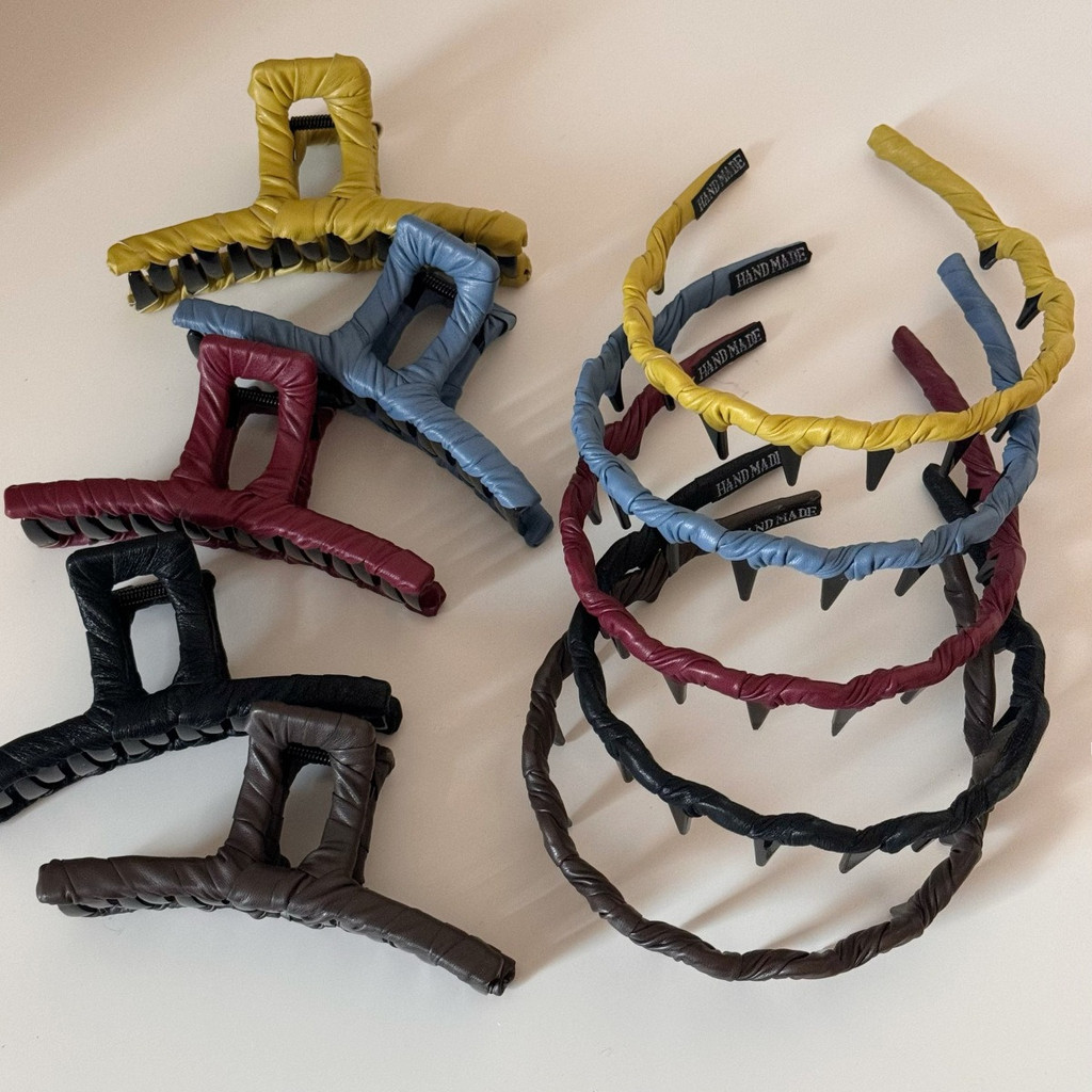 กิ๊บหยอดผมสไตล์เกาหลี ทำจากหนังคดเคี้ยวสีทึบ เสริมความสวยงามให้อุปกรณ์แต่งทรงผมของคุณ