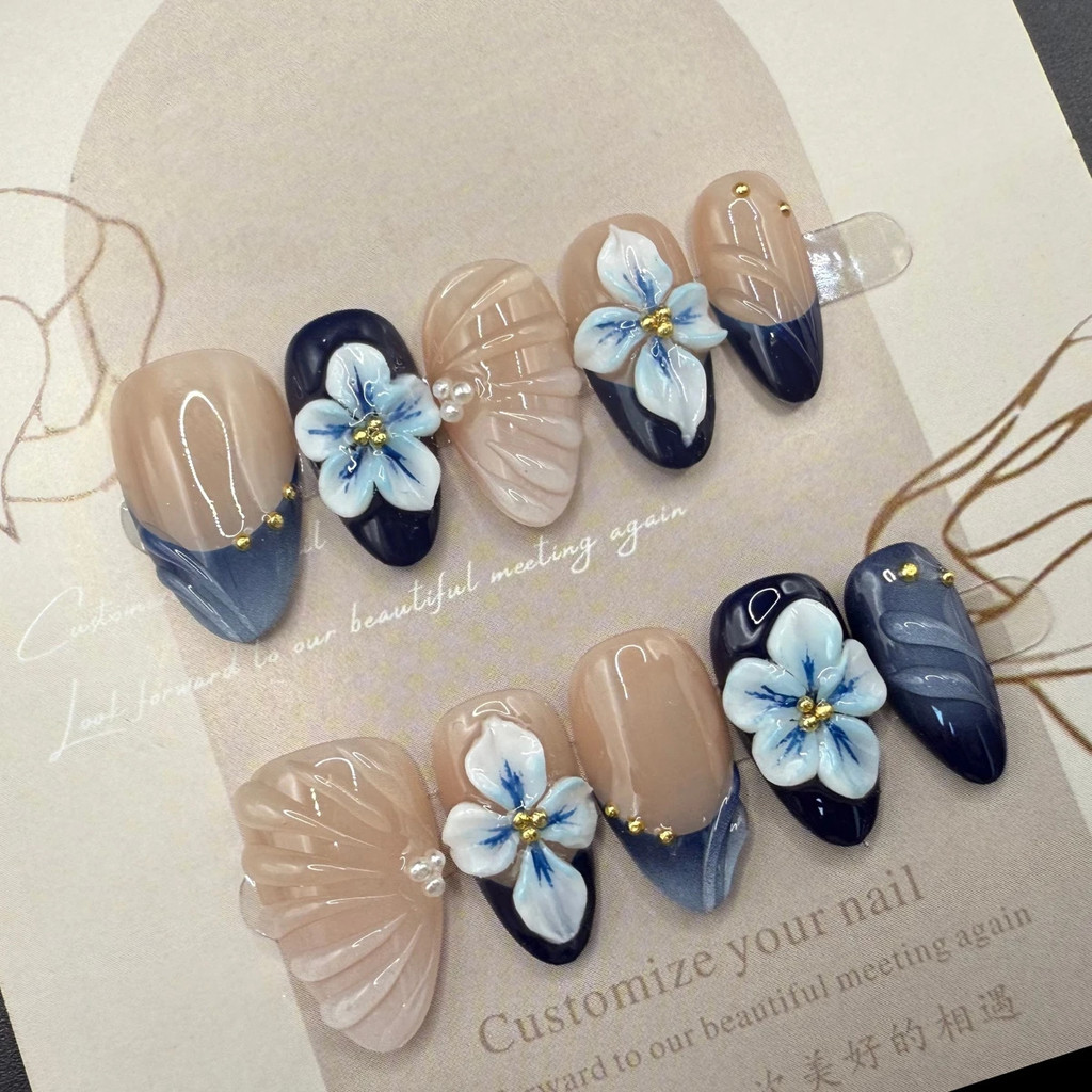 HANDMADE 100% Almond Shape สีกรมท่า กดบนเล็บชุดพร้อมกาวดอกซากุระ
เล็บปลอมฝรั่งเศสรูปเปลือกหอย ใช้ซ้ําได้และถอดออกได้ – โปรปัง