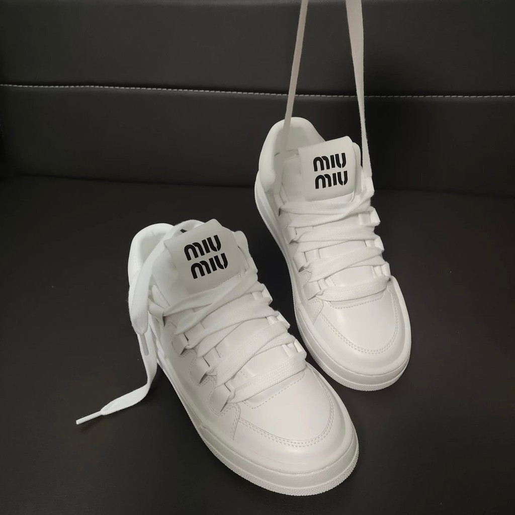 ฤดูใบไม้ผลิฤดูร้อนสไตล์ใหม่ MIUMIU MIUMIU รอบ Toe หนา Soled ความสูงของแท้หนังสีขาวรองเท้าผู้หญิงสบาย