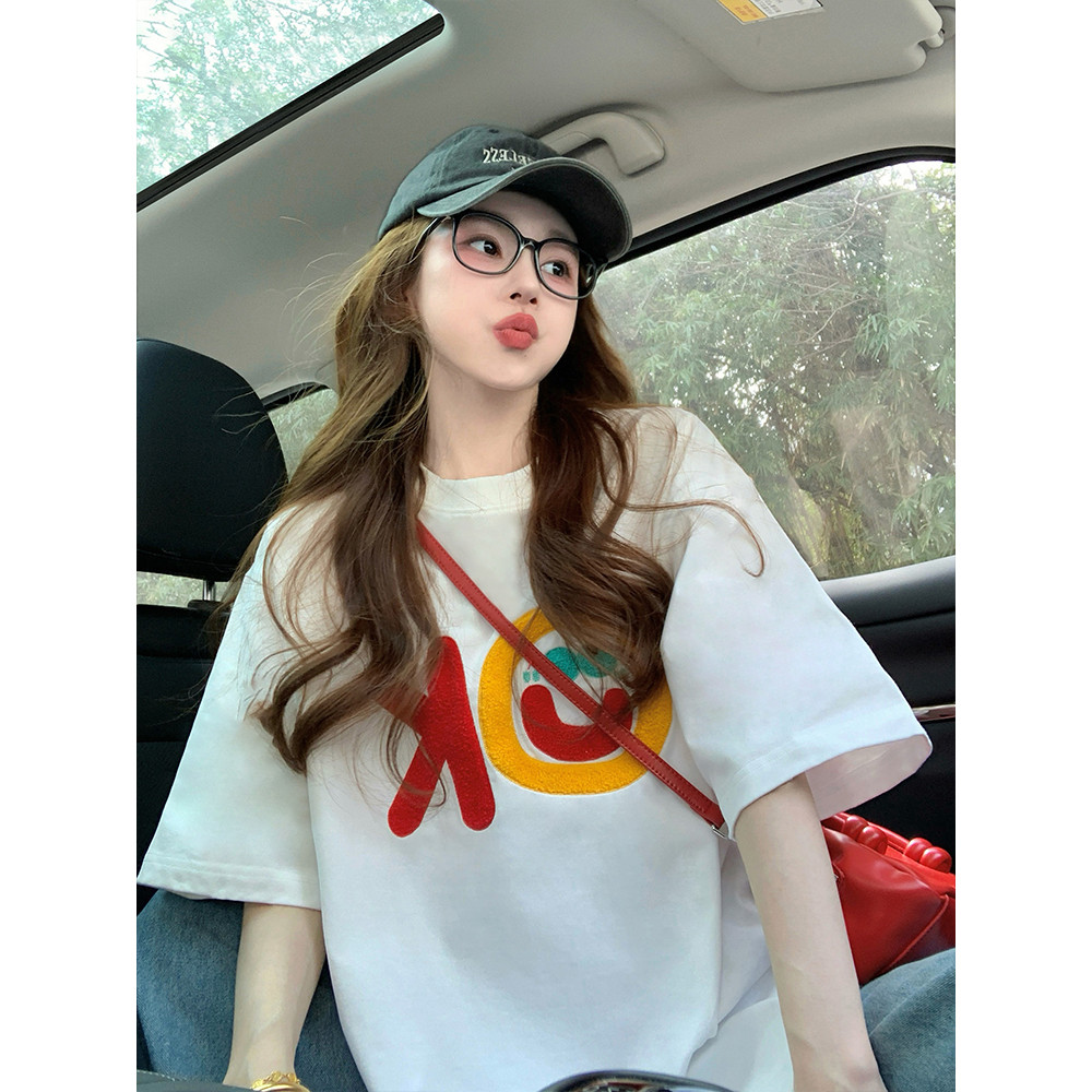 เสื้อที่อยู่สั้นแบบอเมริกัน สำหรับผู้หญิง ฤดูร้อน รุ่นใหม่ 2025 แบรนด์เทรนดี้ ลักษณะหลวม น้อยคนทราบ สีขาว เสื้อเชิ้ต
