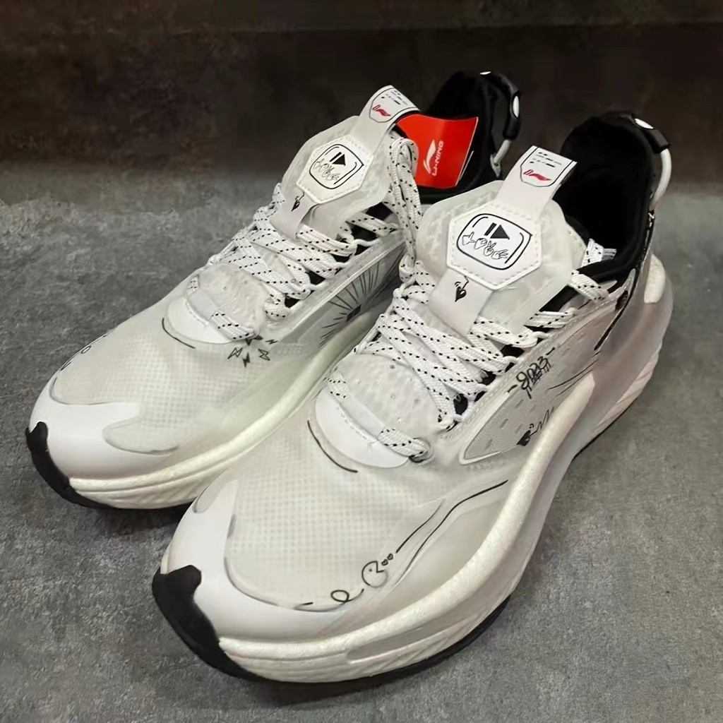 LiNing LiNing รองเท้าผู้ชาย Beyond 6 สีขาวสีดําน้ําหนักเบาอินเทรนด์ Shock Absorption กีฬารองเท้าลําล