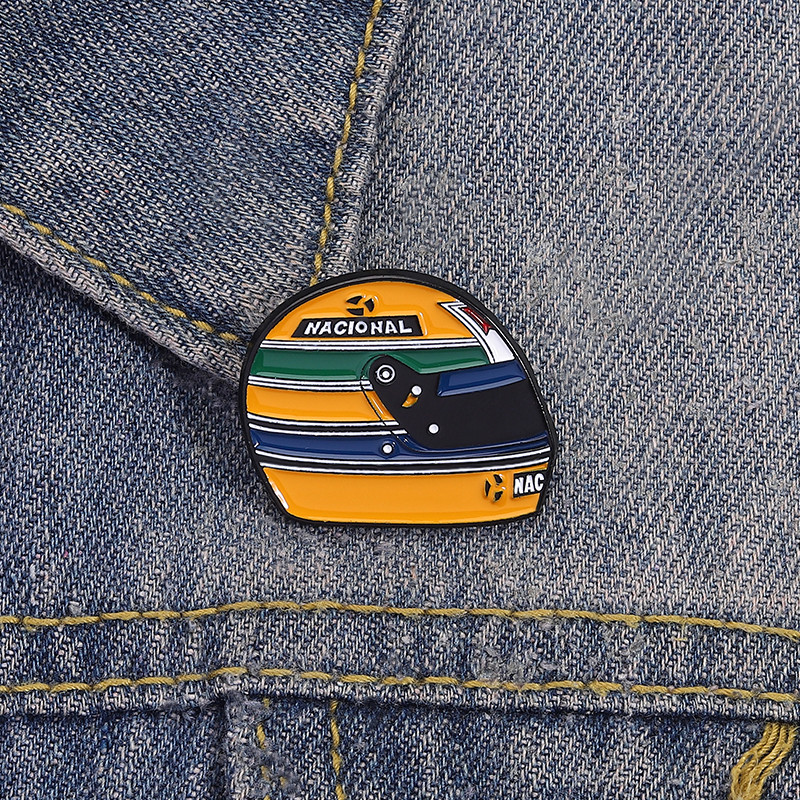 หมวกกันน็อค Aryton Senna กับเข็มกลัดเคลือบ เสริมสไตล์แฟชั่นสำหรับแฟนรถแข่ง และยังมีกระเป๋าเป้สะพายหล
