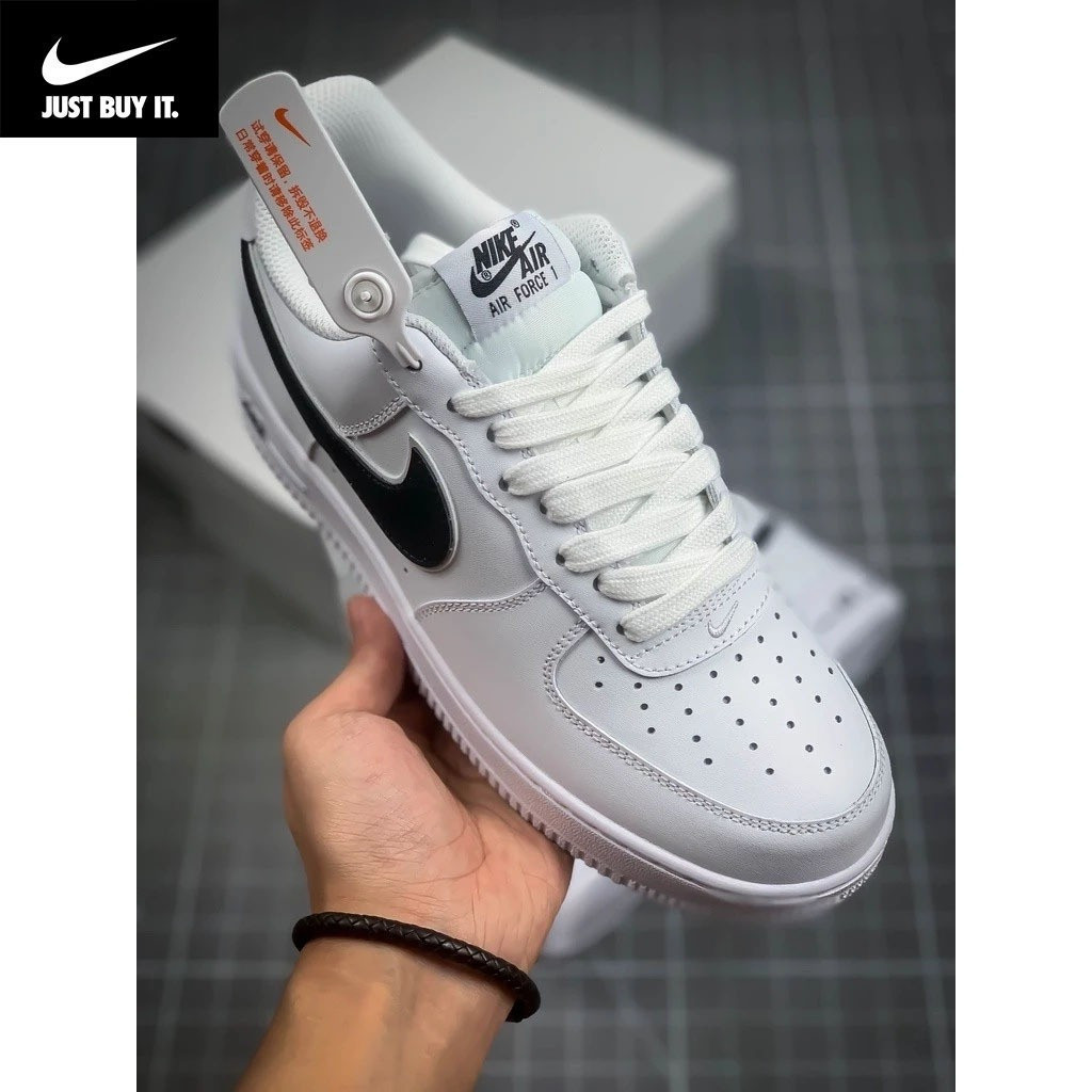 Air Force 1 07 โลโก้ swoosh สีดํา AF1 ตะขอสีขาวสีดําสีดํา (คุณภาพดั้งเดิม 100%) AO2423-101 Women Men