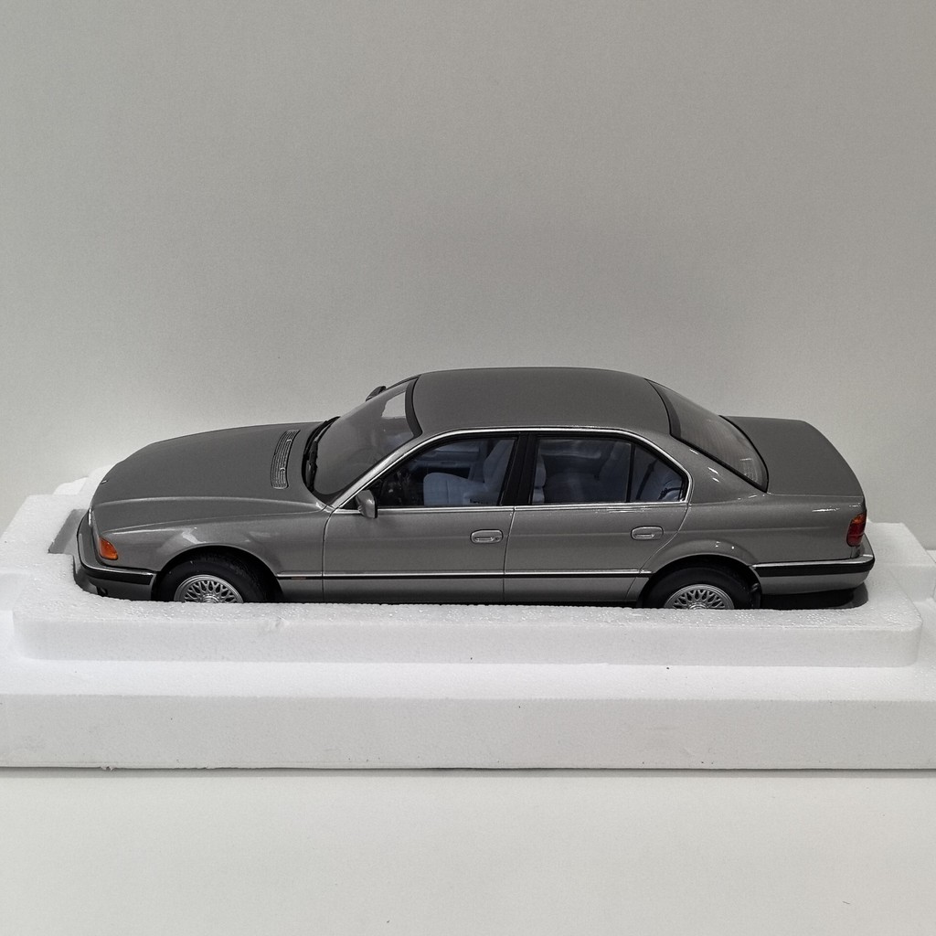 KK 1/18 BMW 740i รถ BMW รุ่นโลหะผสม Non-Open ประตูพวงมาลัยล้อหน้าเงินสีเทาสี Occasionally Meassles ด