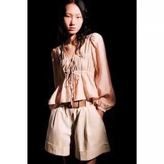 H&M(เอชแอนด์เอ็ม) เสื้อเบลาส์ผูกโบว์ด้านหน้า ดีไซน์จับจีบ ผู้หญิง 1344102_1