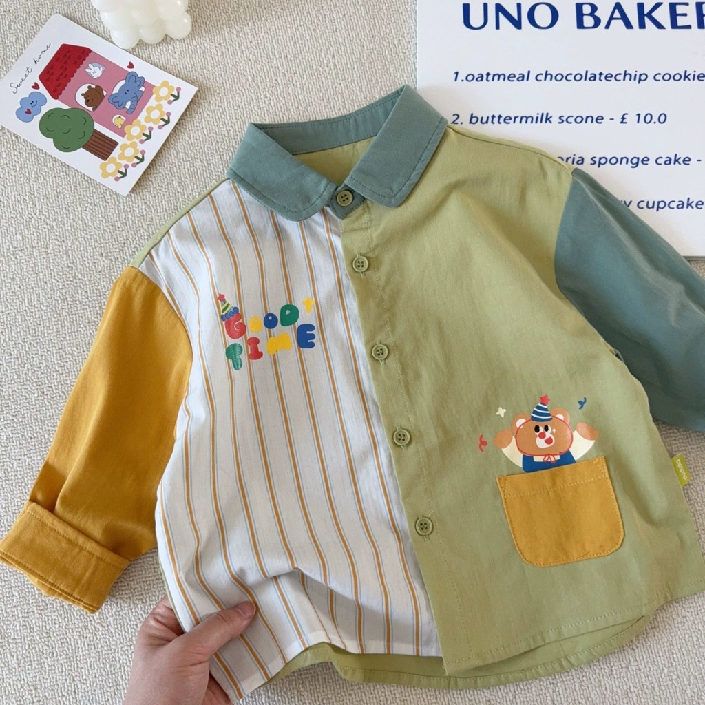 เสื้อเชิ้ตแขนยาวสำหรับเด็กผู้ชาย สไตล์เกาหลี ทำจากผ้าฝ้ายแท้ ออกแบบเรียบง่ายแต่มีความน่ารักด้วยการ์ตูนหมีพิมพ์บนเสื้อ สวมใส่สบายในฤดูใบไม้ผลิและใบไม้ร่วง
