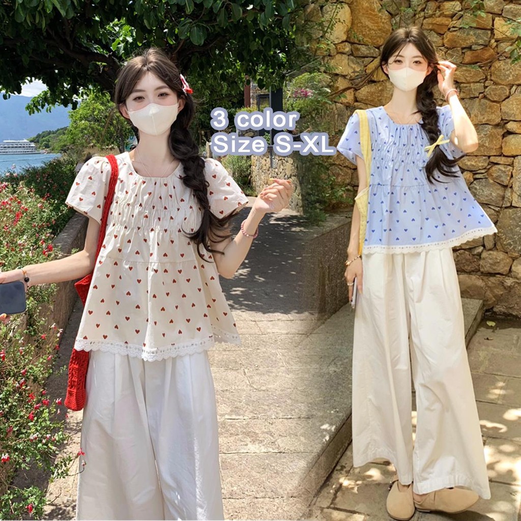 Chili Koko เสื้อแขนพองสั้นผู้หญิง เสื้อเชิ้ตแขนสั้นชายลูกไม้ลายจุด เสื้อเชิ้ตสีฟ้าคอกลมจีบหลวมๆ ในช่วงฤดูร้อน W646