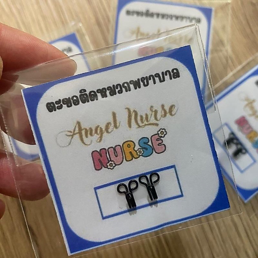 ตะขอสีดำ (1 คู่) 10 บาท.- ติดแถบหมวก เนียนไปกับสีแถบ