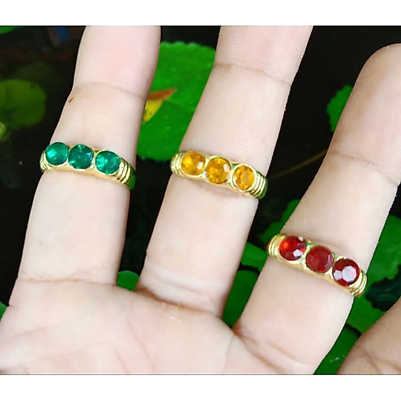 แหวนทองเหลืองพลอยสี3เม็ด