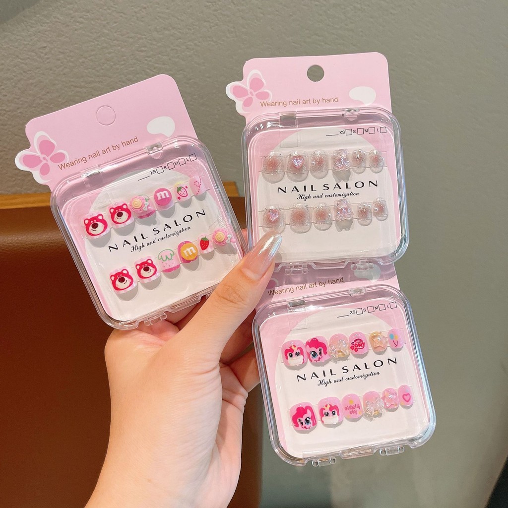 กล่องสติกเกอร์เล็บการ์ตูนเด็ก 12 ชิ้น ติดด้วยตนเอง ลายสาวน้อย เล็บนุ่มสําหรับเด็ก
