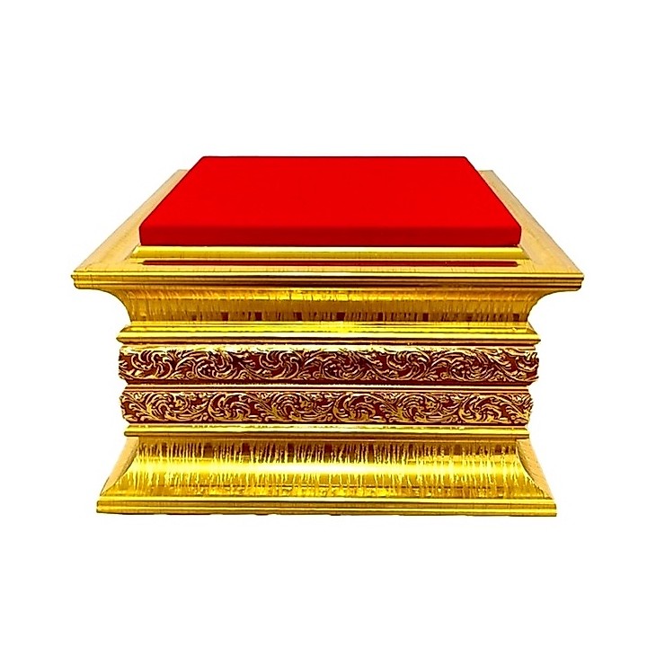 ฐานรองพระ ฐานวางพระลายไทย รุ่นฐาน 2 ชั้นสูง 4 นิ้ว ขนาดฐานล่าง 6.5x6.5 นิ้ว ขนาดพื้นกำมะหยี่แดง 5x5 นิ้ว ไม้สีทอง