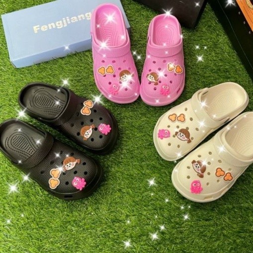 AG1 รองเท้าแตะ Crock 2 สีดําและครีม พร้อม STICK AVAILABLE เป็นรูปถ่าย