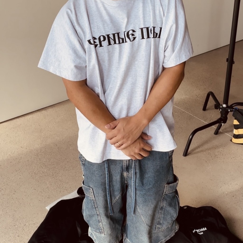 DCZE Kanye YZY GOSHA Co-Branded สโลแกนรัสเซียพิมพ์แขนสั้น One Piece Tailoring หลวมรอบคอคู่เสื้อยืด