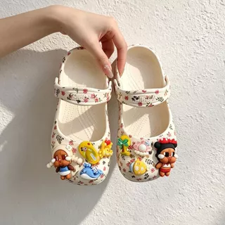 2026 ฤดูร้อนใหม่สาว Clogs ลื่นกลางแจ้งรองเท้าแตะน่ารักที่ถอดออกได้ DIY Charms เด็ก Slippe
