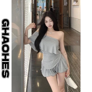 GHAOHES สาวฮอตเสื้อยืดแขนสั้นไหล่เอียงกางเกงขาสั้นดอกตูมชุดสองชิ้นสีเทา S-XL