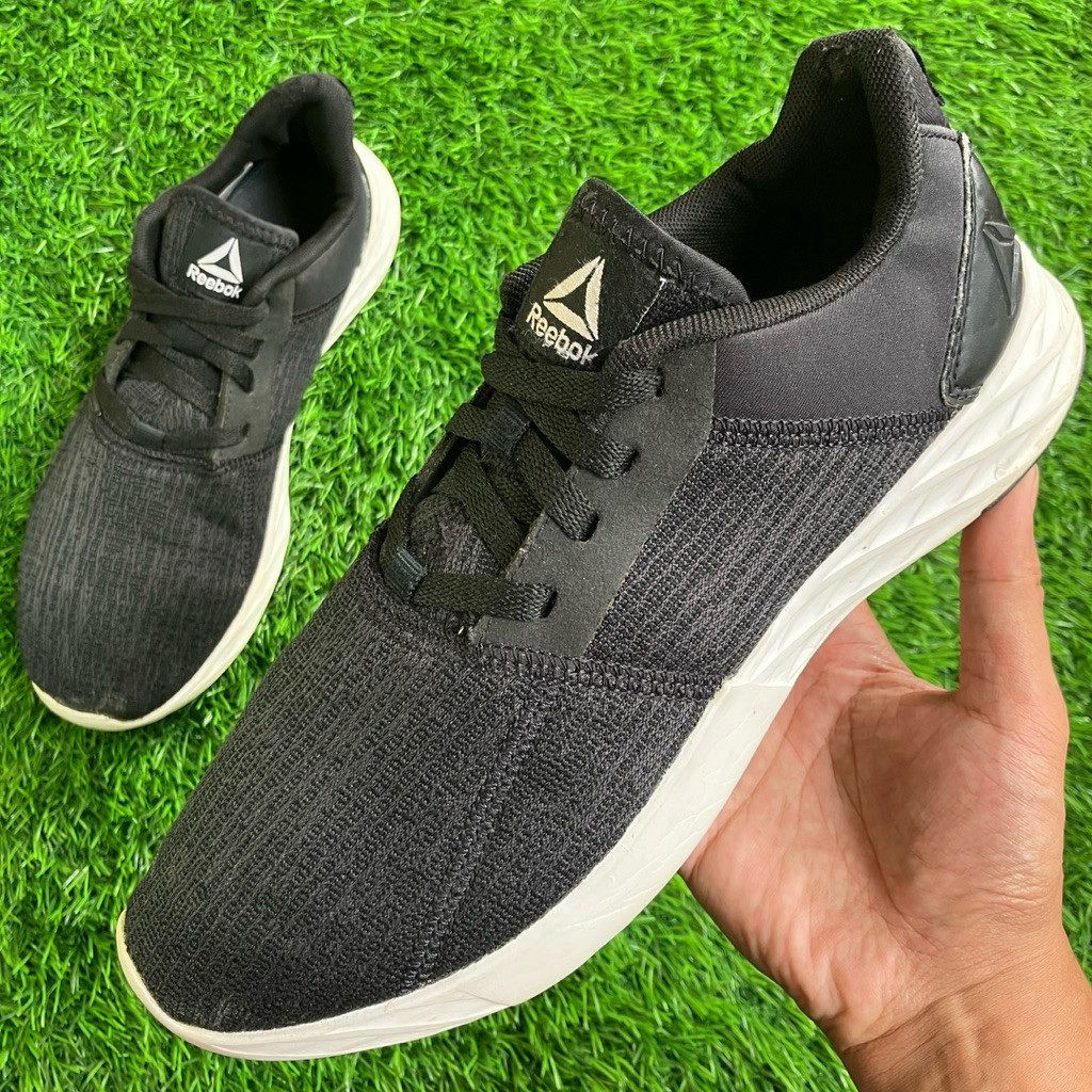 รองเท้าผ้าใบล่วงหน้า Reebok Black Mesh ไซส์ 40