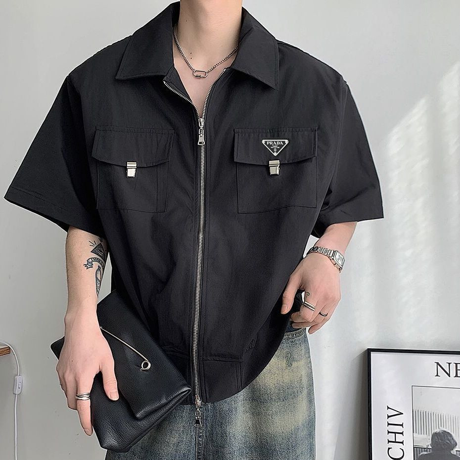 เสื้อเชิ้ตแขนสั้นสำหรับผู้ชาย ดีไซน์คล่องตัว เหมาะสำหรับการทำงานและใส่ลำลอง