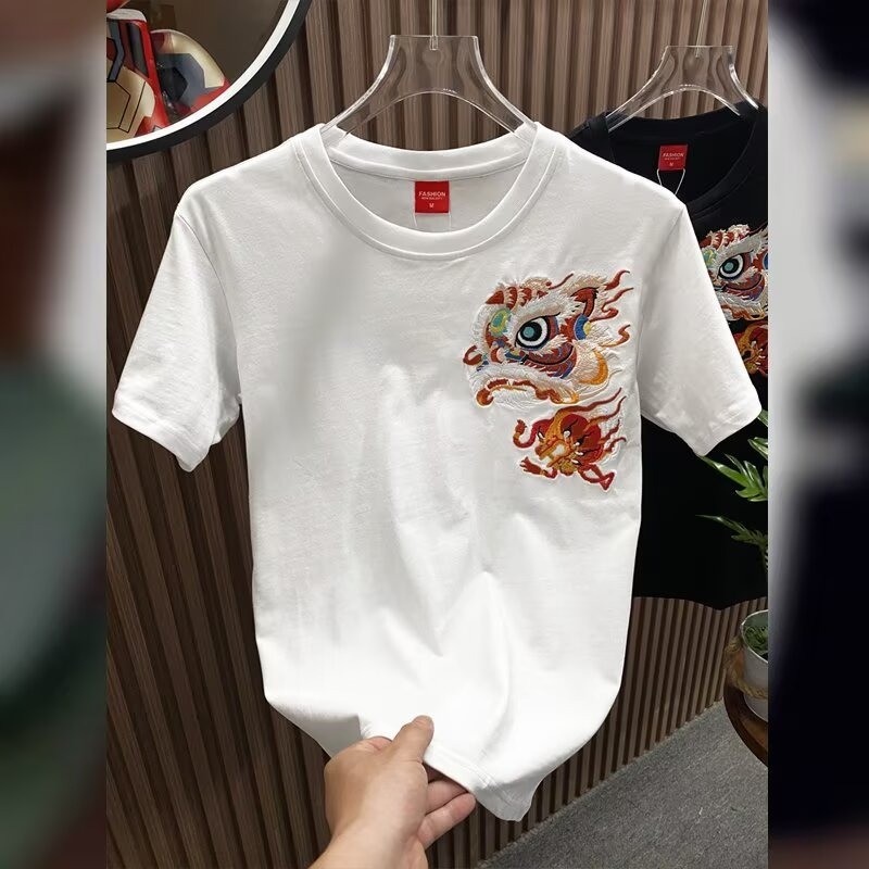 เสื้อยืดสไตล์ใหม่ใหม่ด้านบน 23 เสื้อยืดสีขาวสลิมฟิตพิมพ์อเมริกันผู้ชายใหม่ครึ่งแขนอินเทรนด์ 2025 ฤดู