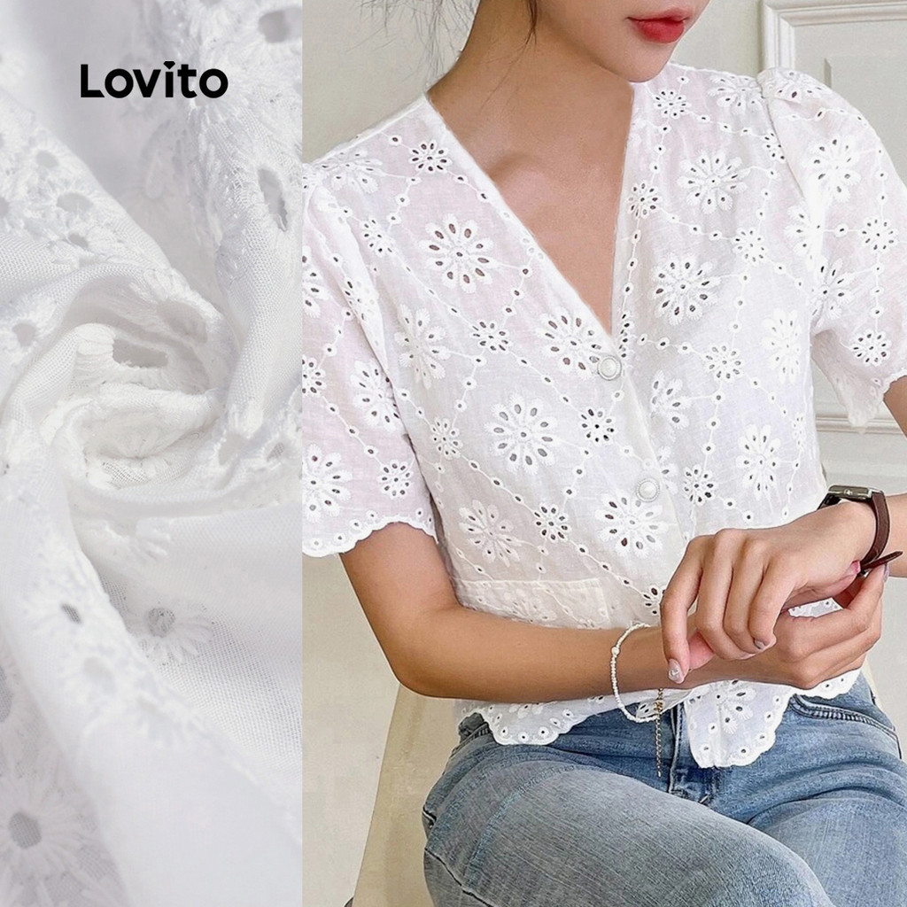 Lovito เสื้อเบลาส์แขนสั้นลายปักกลีบบี้ดี พร้อมหัวเข็มขัด เนื้อผ้าคุณภาพดี สำหรับฤดูใบไม้ผลิ/ฤดูร้อน สีขาว L138ED203